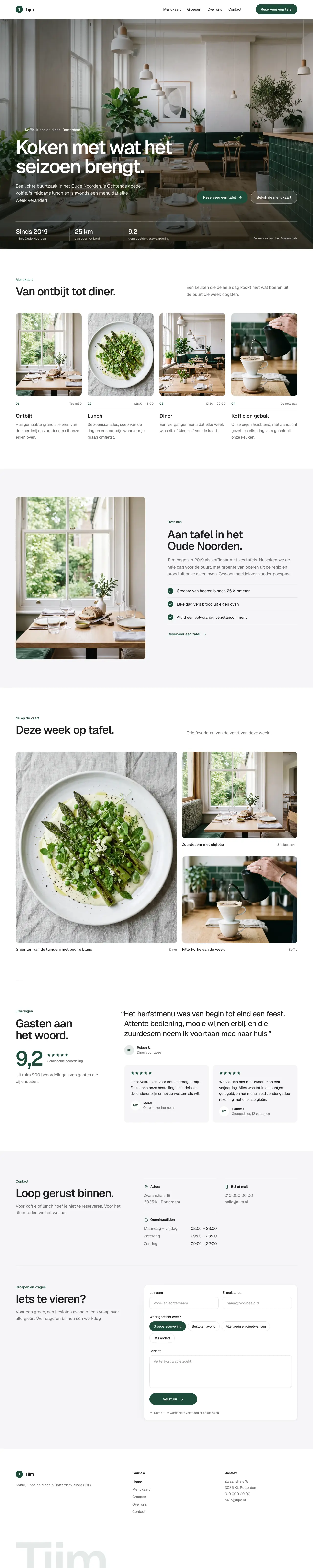 De homepage van Tijm, een verzonnen restaurant: een lichte eetzaal met planten en de kop 'Koken met wat het seizoen brengt.', met een knop 'Reserveer een tafel' in het menu en in de kop. Daaronder de menukaart in vier delen, ontbijt, lunch, diner en koffie en gebak, elk met een foto en de tijden waarop het geserveerd wordt.